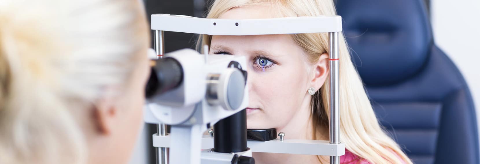 Patient undergoing an eye examination