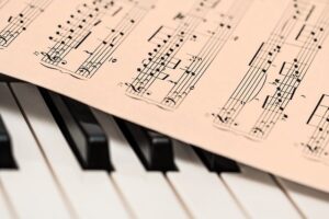 Piano keyboard and score